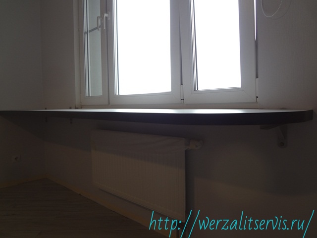 Фото стола подоконника Werzalit Expona цвет полярно-белый АБС кант черный.