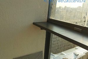 Подоконник Werzalit смонтированный как полочка на окне, монтаж встык к чистовым откосам