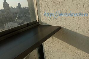 Подоконник Werzalit смонтированный как полочка на окне, монтаж встык к чистовым откосам