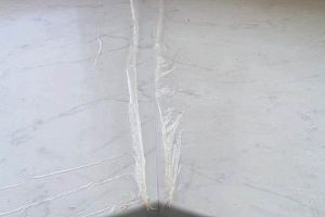 Подоконник Верзалит цвет белый мрамор эркер, смонтирован в Царицыно